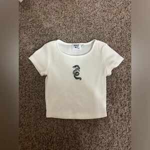 PRINCESS POLLY white cropped tshirt with a dragon, size 0
